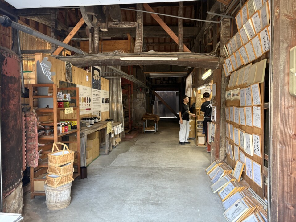 蔵の中の売店。醤油の瓶や説明の掲示が並ぶ