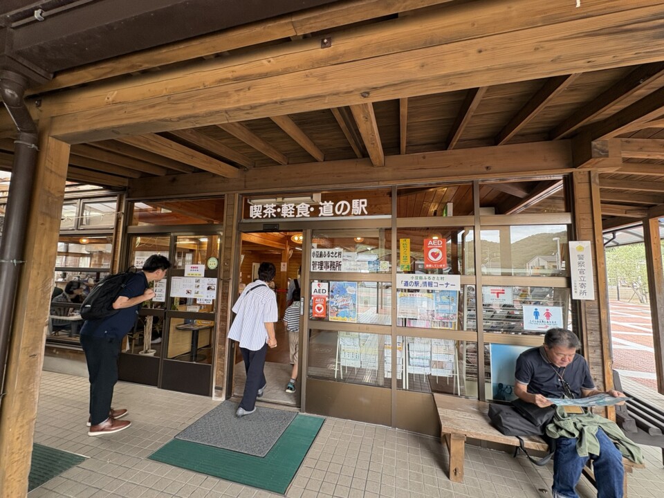 「喫茶・軽食・道の駅」の看板がかかった建物の入口