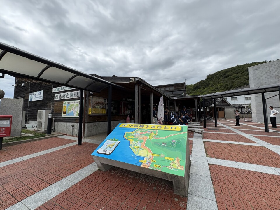 道の駅 小豆島ふるさと村の広場と、小豆島の地図が描かれたベンチ